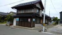教室入口は右側。くもんの看板とピンクのポスターが目印です。