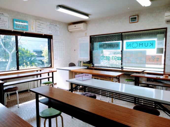 明るく大きな開口部の教室内。窓に向けて３方向に着席、引き続き飛沫感染を防ぎます。