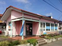 かわいいピンクの色が目印です。駐車場は4台ございます。