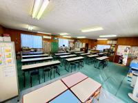 明るくて広い教室です。幼児机もご用意しております。