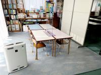 高性能空気清浄機を設置、机や教具類は消毒しています。