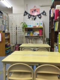 教室内観です。幼児さんは幼児専用の椅子や机で学習します。