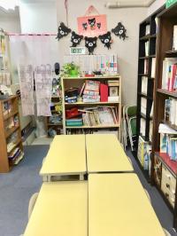 教室内観です。幼児さんは幼児専用の椅子や机で学習します。