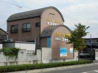 下館二高の前の県道に面しています。