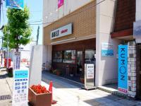 教室は美容室AREXさんの二階にあります。入り口は写真右側。