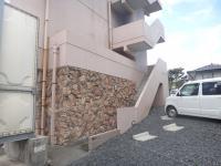 建物の正面右にある外階段をご利用ください。