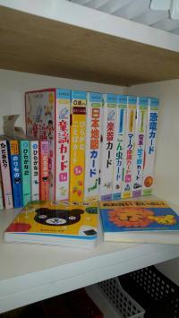 乳幼児さん向けの絵本やカードも充実しています。