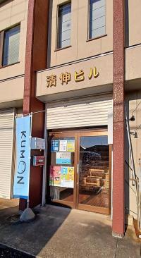 アトンパレスホテルルクソール館の裏。清伸ビルの2階が教室です。