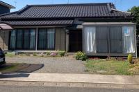 中央の入口からお入りください。