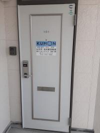 教室は1階です。ベビーカーは軒下に置けます。