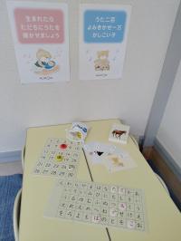 幼児さんの学習机です。数字盤や文字盤で楽しく学習できます。