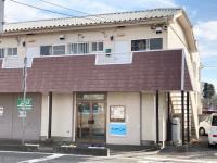 塙山小学校の目の前にあります。駐車場もございます。