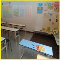 使いやすい高さの机・椅子もあります。パズルや数字に興味が持てる教材で学べます。