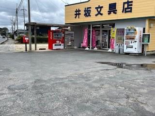 送迎の際のお車は「井坂文具店」の横にお停めください。