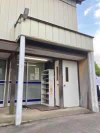 教室入口。階段から2階へお上がりください。