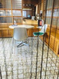 入り口には網戸をはり、換気で感染防止対策をしています。