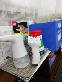 手指消毒や検温など、感染症対策に努めています。