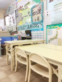 小さなお子様用の机と椅子もご用意しています。