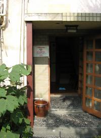 こちらからお入りください。