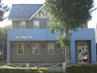 この青い建物が教室です。見学はお気軽にいらしてください。