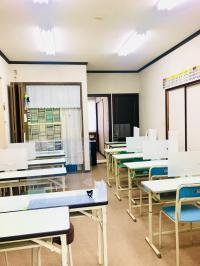 座席数を減らし飛沫防止パネルを設置しています。安心して集中できる学習環境です。