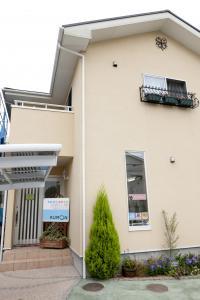 建物の左側、白いドアが教室の入り口です。