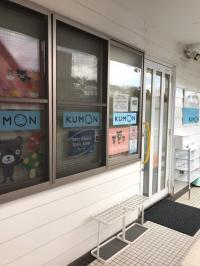 階段を上がり、2階に教室がございます。