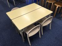 小さなお子様がお座りいただける机と椅子もご用意しております。