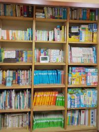 たくさんの本をそろえています。貸出もしています。