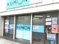 教室は294入口交差点を曲がってすぐの右手の建物１Ｆです。