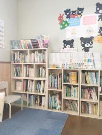 たくさんの絵本や教具に触れることが出来ます