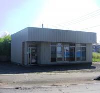 コンビニの斜め向かいです。