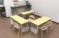 小さなお子さんも安心して座れる机と椅子もご用意しています。