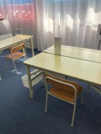 小さいお子さんも安心して座れるイスをご用意しています。飛沫感染防止パネル設置