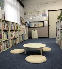 歌いかけ読み聞かせは親子の良質なふれあい。教室にはたくさんの本があります。