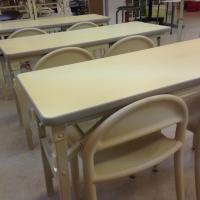 小さなお子さんでも安心して座れるイスをご用意しています。