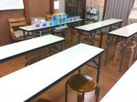 明るい教室内で、楽しくお話をしましょう！