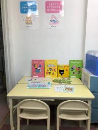 幼児さんも安心して学習できる机・椅子もご用意しております。