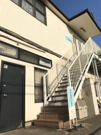 教室は２階です。こちらの階段からお上がりください。