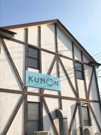 建物の裏側に駐車場がございます。