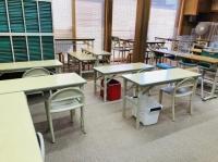 公文式の教室の様子です。<br />
椅子に座れる幼児さんから<br />
始められます。<br />