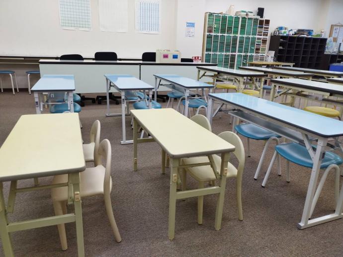 幼児さんや低学年の生徒さんには、体の大きさに合った机と椅子をご用意しております。