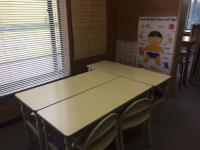 小さなお子様も安心して座れる机と椅子をご用意しています。