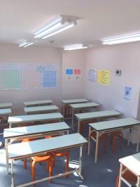 明るく清潔な教室です。