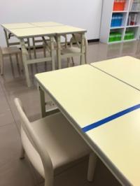 小さいお子さんが安心して座れる机・イスをご用意しています。