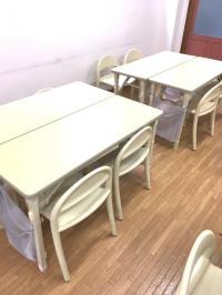 小さな椅子と机で、お話を伺ったり、セットの説明を行ったりしています。