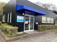 広い駐車場とくもんブルーののぼり旗が目印です