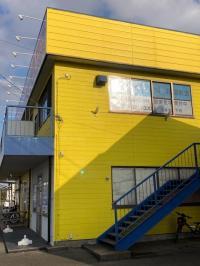 学園線通りの黄色い建物です。見学だけでも可能です。お気軽にお問合せください。