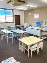 学園線から見て右の階段を上がって、最初のドアが教室です。