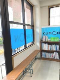 本も沢山ご用意。乳幼児期から本に親しむことを大切にします。